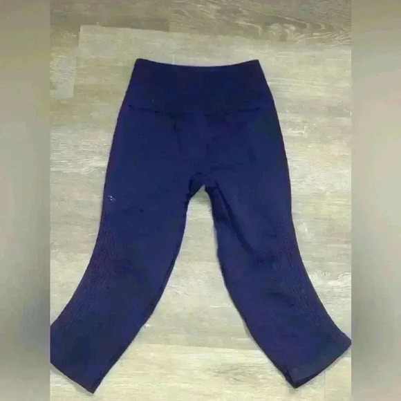 Lululemon in the Flow crop size 4 - Picture 4 of 8